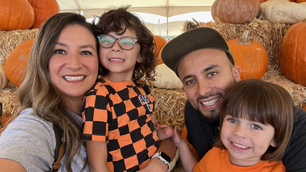 Luis Fernando Macías with his wife and children at a pumpkin patch.