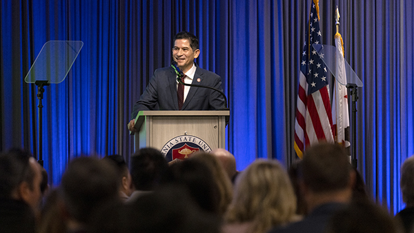 President Sa&uacute;l Jim&eacute;nez-Sandoval stands behind a podium at the faculty and staff assembly.